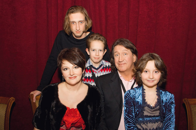 Олег Митяев с женой и детьми