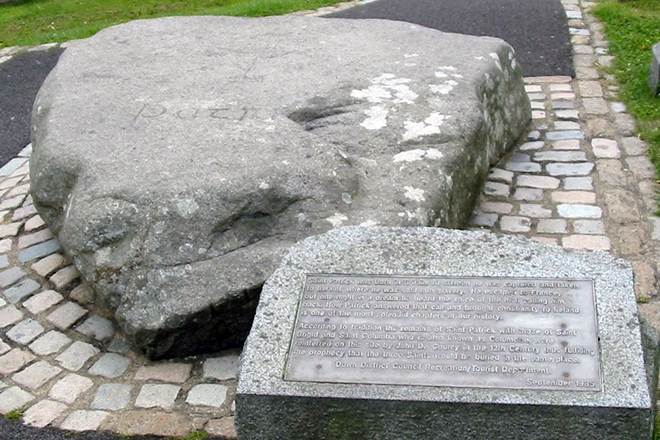 Камень на предполагаемой могиле Святого Патрика