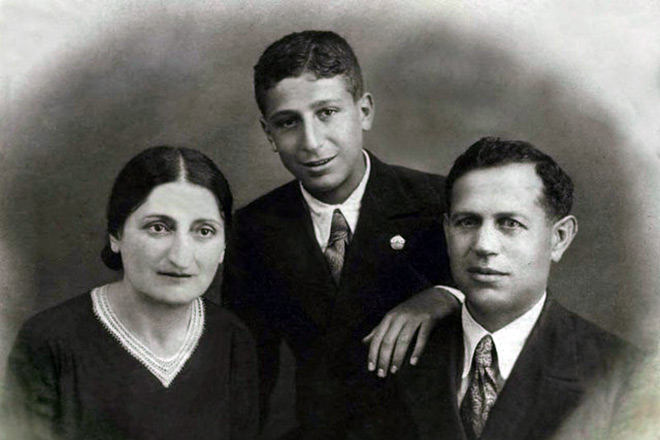 Арно Бабаджанян в молодости с родителями