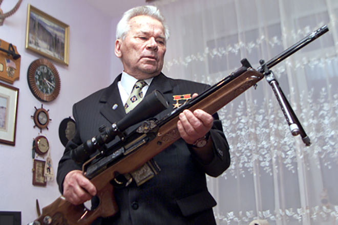 Михаил Калашников и охотничий карабин «Сайга»