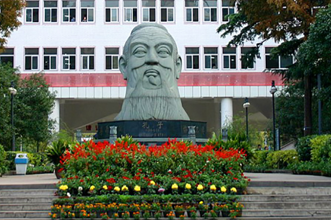 Статуя Конфуция у средней школы № 6 в Ухане