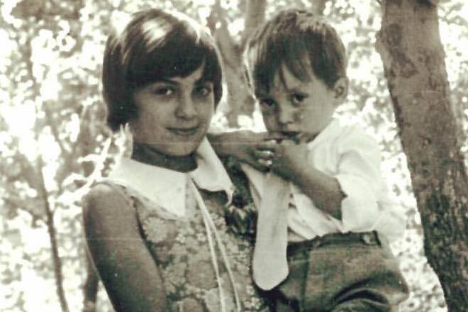 Игорек в детстве с сестрой
