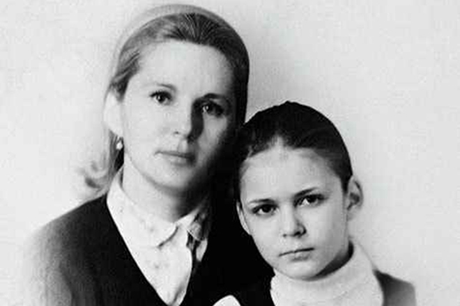 Алена Яковлева в детстве и ее мама