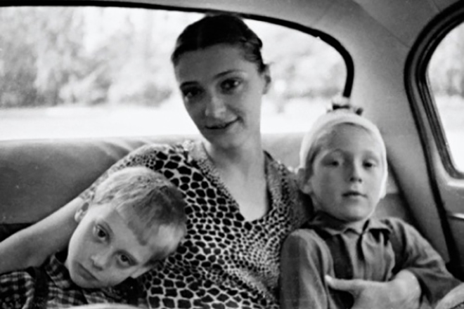 Никита Высоцкий с братом и мамой