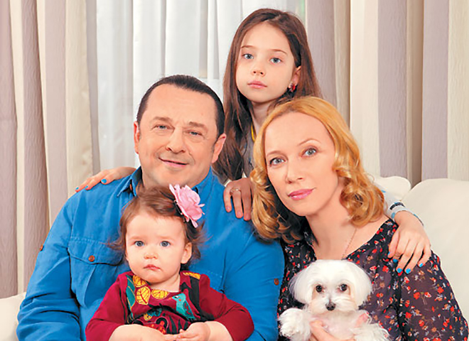 Игорь Саруханов с женой и детьми