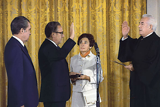 Киссинджер присягает на должность Госсекретаря США