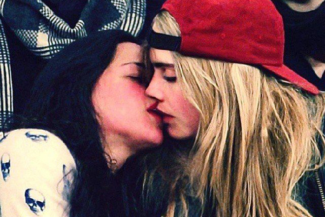 Кендалл и Кара целуются