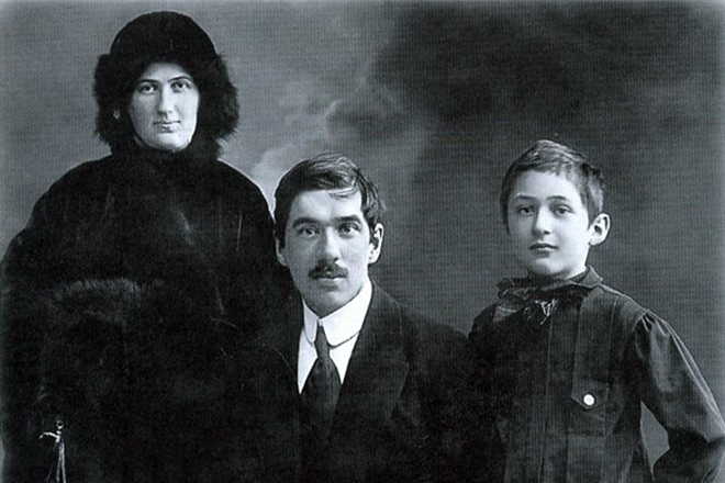 Корней Чуковский с женой и сыном