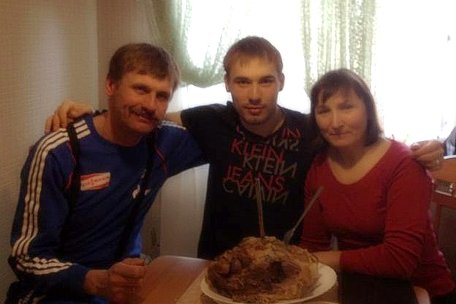Антон Шипулин с родителями