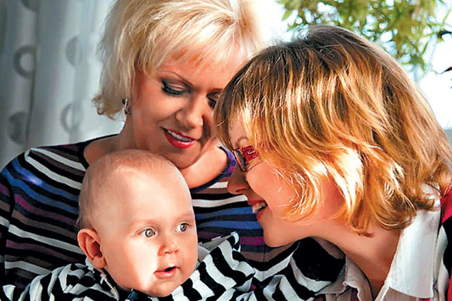 Анне Вески с дочерью и внуком
