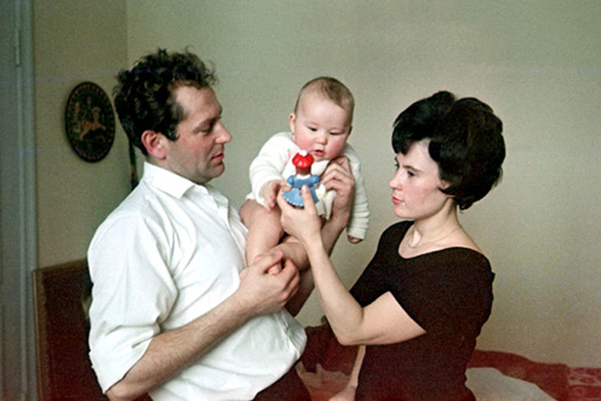 Герман Титов с женой и дочкой