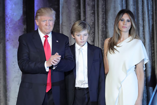 Бэррон Трамп с родителями