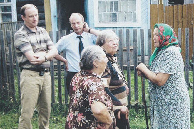 Николай Патрушев с братом, мамой (в центре) и ее подругами