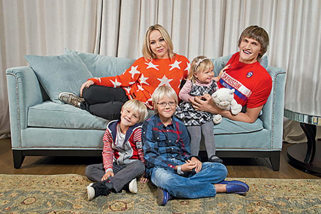 Андрей Кириленко с женой и детьми