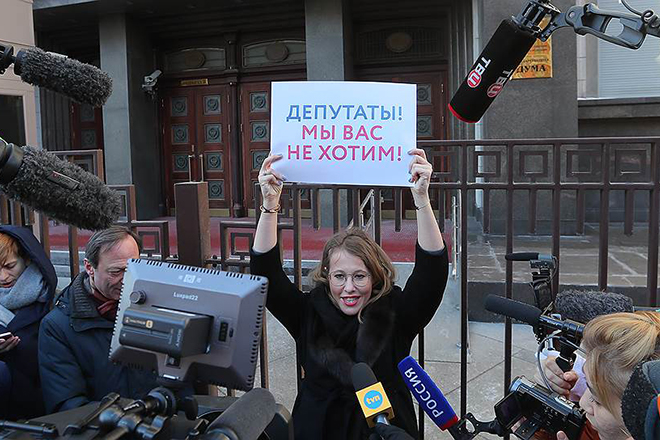 Ксения Собчак на одиночном пикете против Леонида Слуцкого