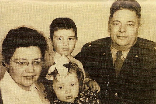 Мария Арбатова в детстве с родителями и братом