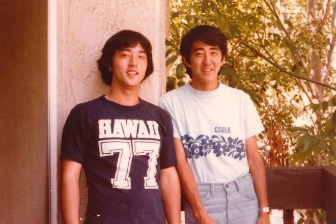 Синдзо Абэ в молодости (справа)