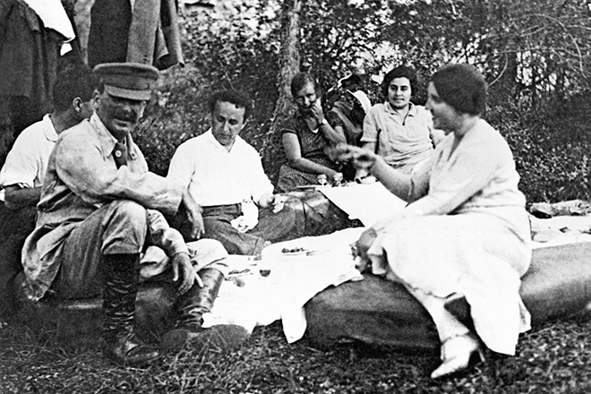 Надежда Аллилуева и Иосиф Сталин на пикнике