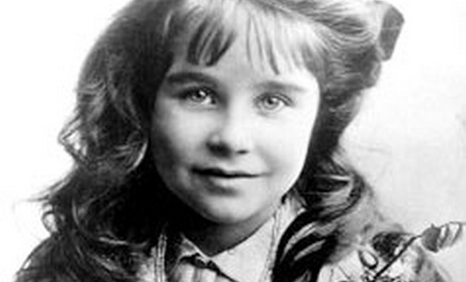 Елизавета Боуз-Лайон в детстве