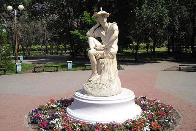 Памятник Льву Кассилю в Энгельсе