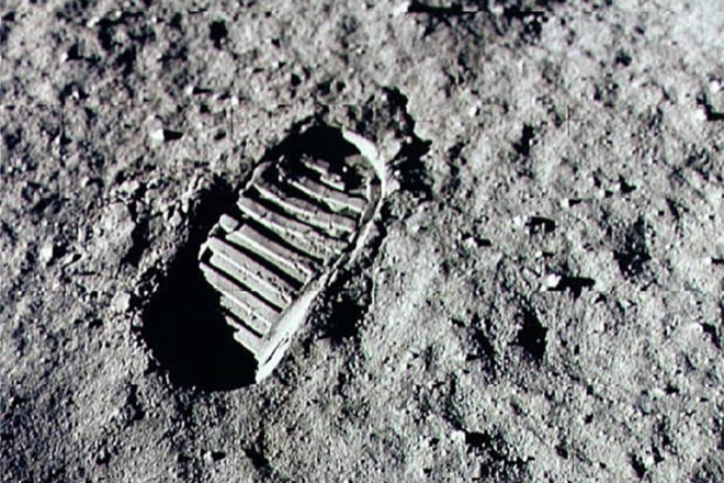 Нил Армстронг первым ступил на Луну