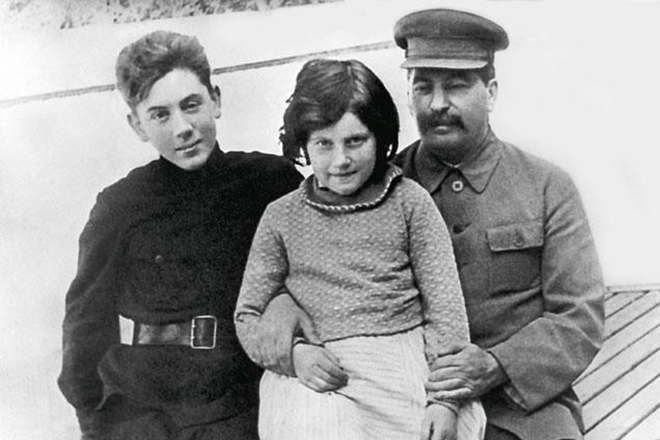 Светлана Аллилуева с братом и отцом