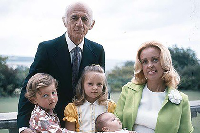 Джулиан Макмэхон с родителями и сестрами