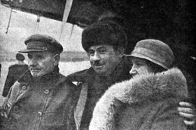 Иван Папанин с женой Галиной и отцом