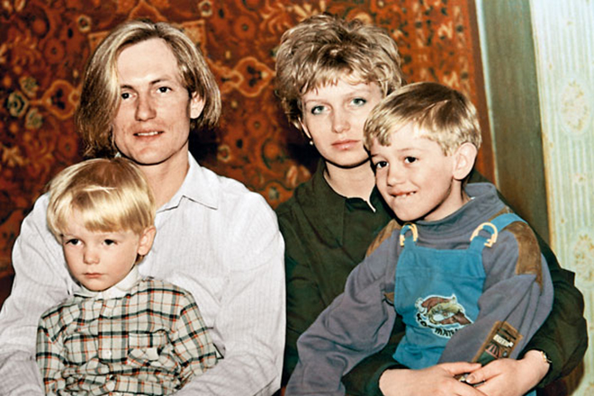 Сергей Челобанов с женой и детьми
