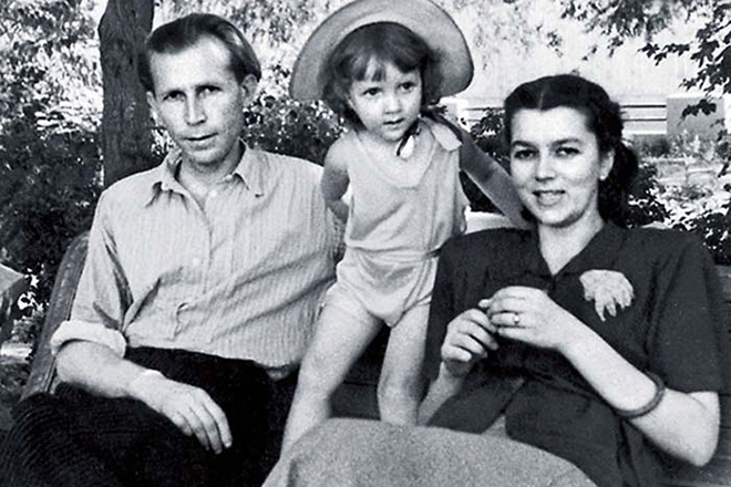 Иван Лапиков с женой и дочерью