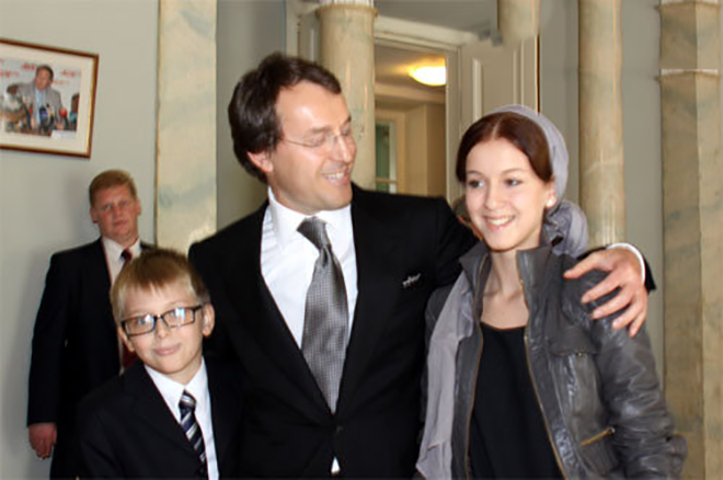 Руслан Байсаров с сыном Дени и дочерью Камиллой
