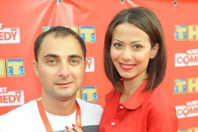 Демис Карибидис с женой