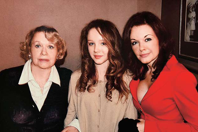Ксения Хаирова с мамой и дочерью