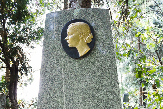 Памятник на могиле Веры Марецкой