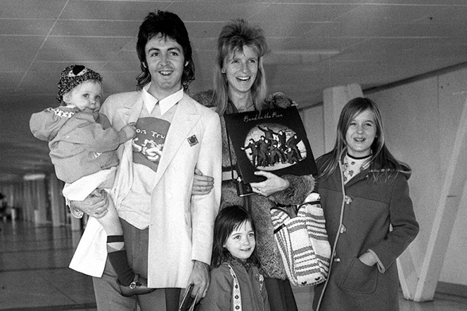 Пол Маккартни с женой Линдой и детьми
