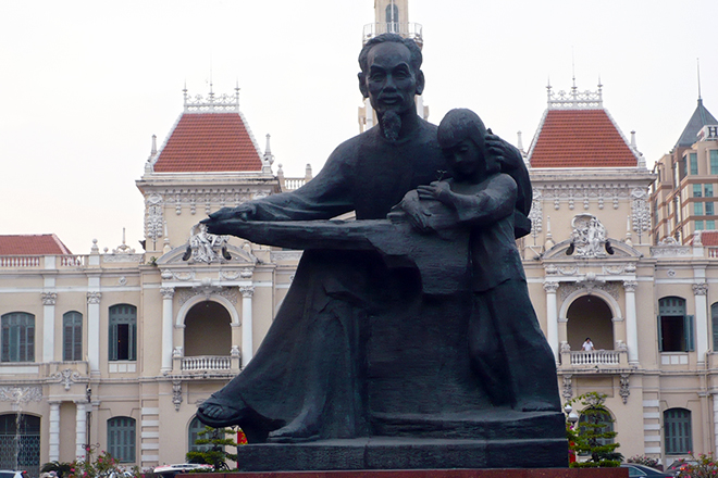 Памятник Хо Ши Мину в Вьетнаме