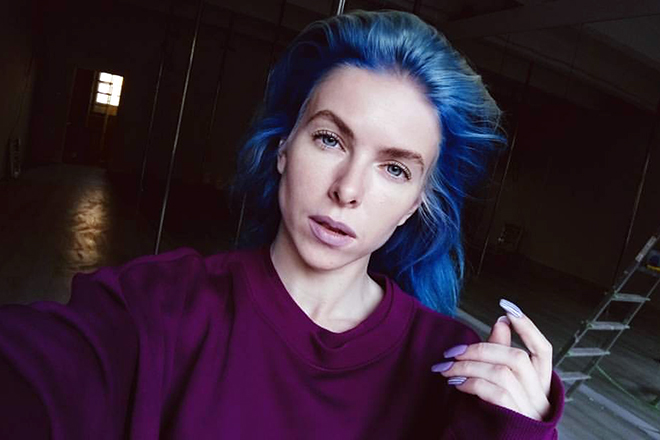Ольга Кода с синими волосами