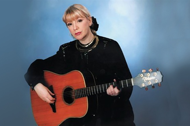 Жанна Бичевская с гитарой