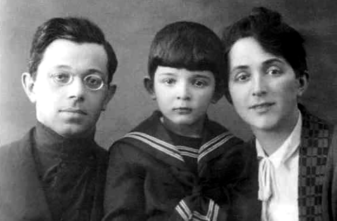 Аркадий Стругацкий с родителями