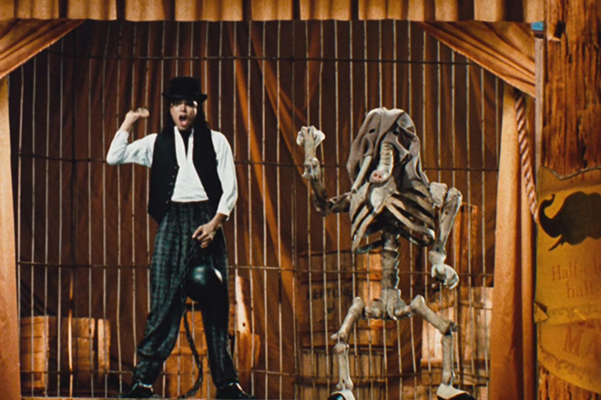 «Скелет» человека-слона в клипе Джексона
