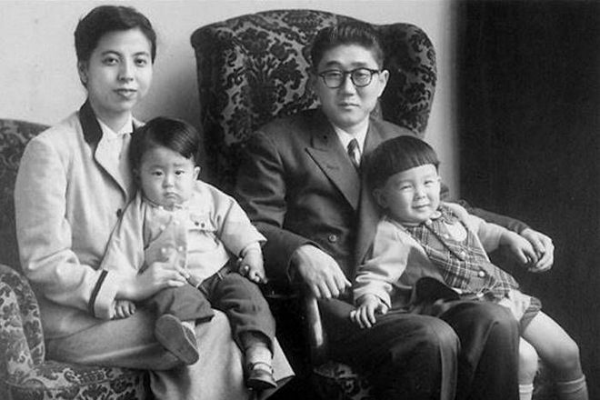 Синдзо Абэ в детстве с родителями и сестрой
