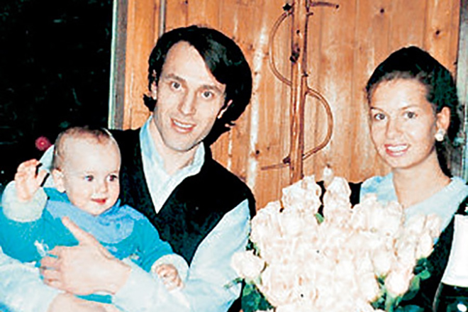 Руслан Байсаров и его жена Татьяна Ковтунова с дочерью