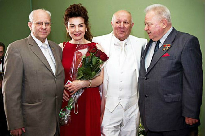 Георгий Гречко с женой и коллегами