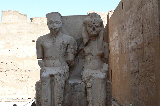 Статуи Тутанхамона и Анхсенпаатон