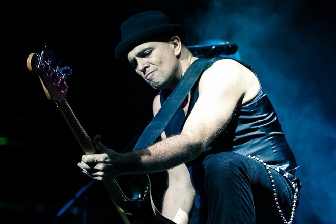 Басист Николай Богданов 