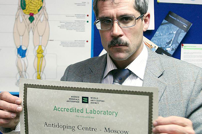 Григорий Родченков получает сертификат на открытие Антидопингового центра