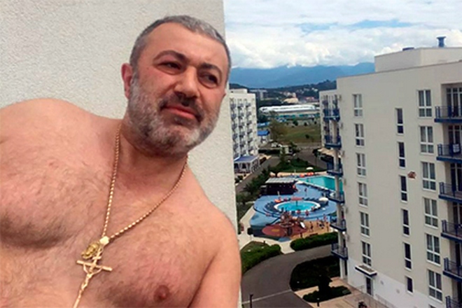 Михаил Хачатурян на балконе своей квартиры