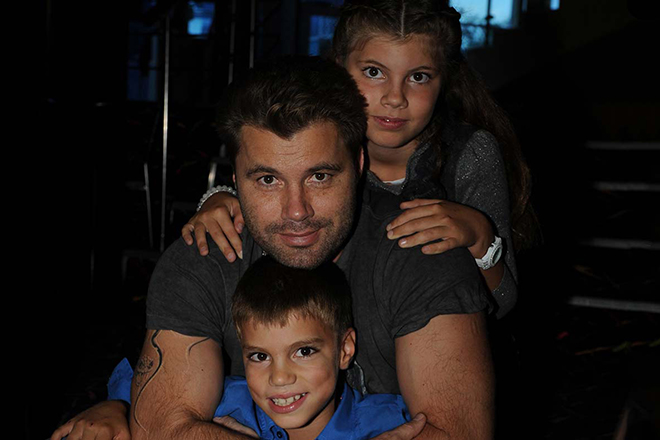 Олег Рой с детьми