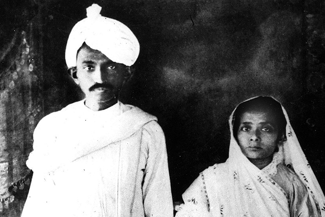 Махатма Ганди и его жена Кастурбай