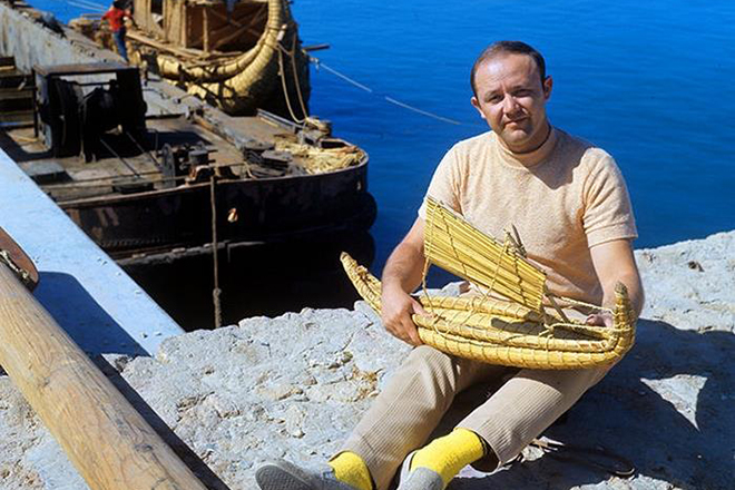 Юрий Сенкевич с макетом папирусной лодки